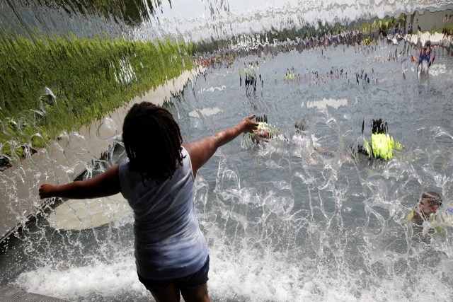 Children play in a fountain during heat wave in Washington, U.S., July 12, 2017.   REUTERS/Joshua Roberts     TPX IMAGES OF THE DAY