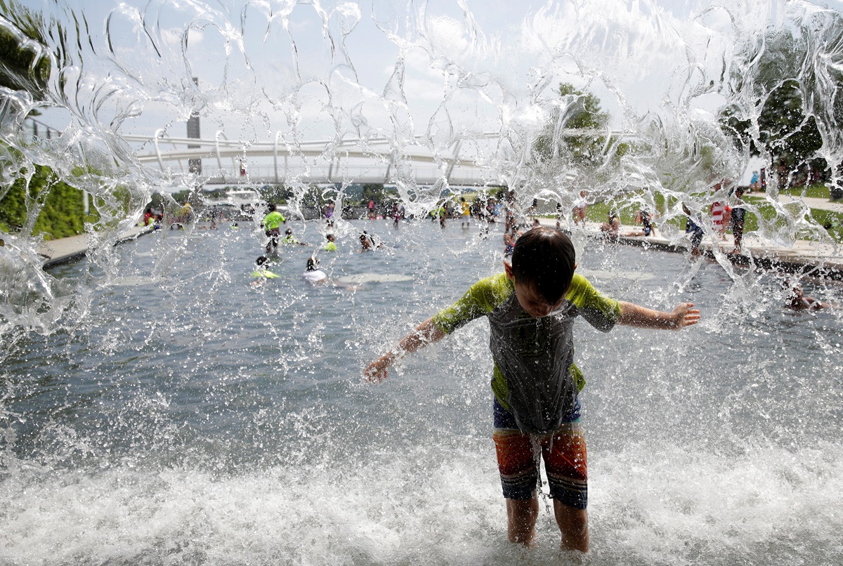 En fotos: Un chapuzón en las fuentes por la ola de calor en EEUU