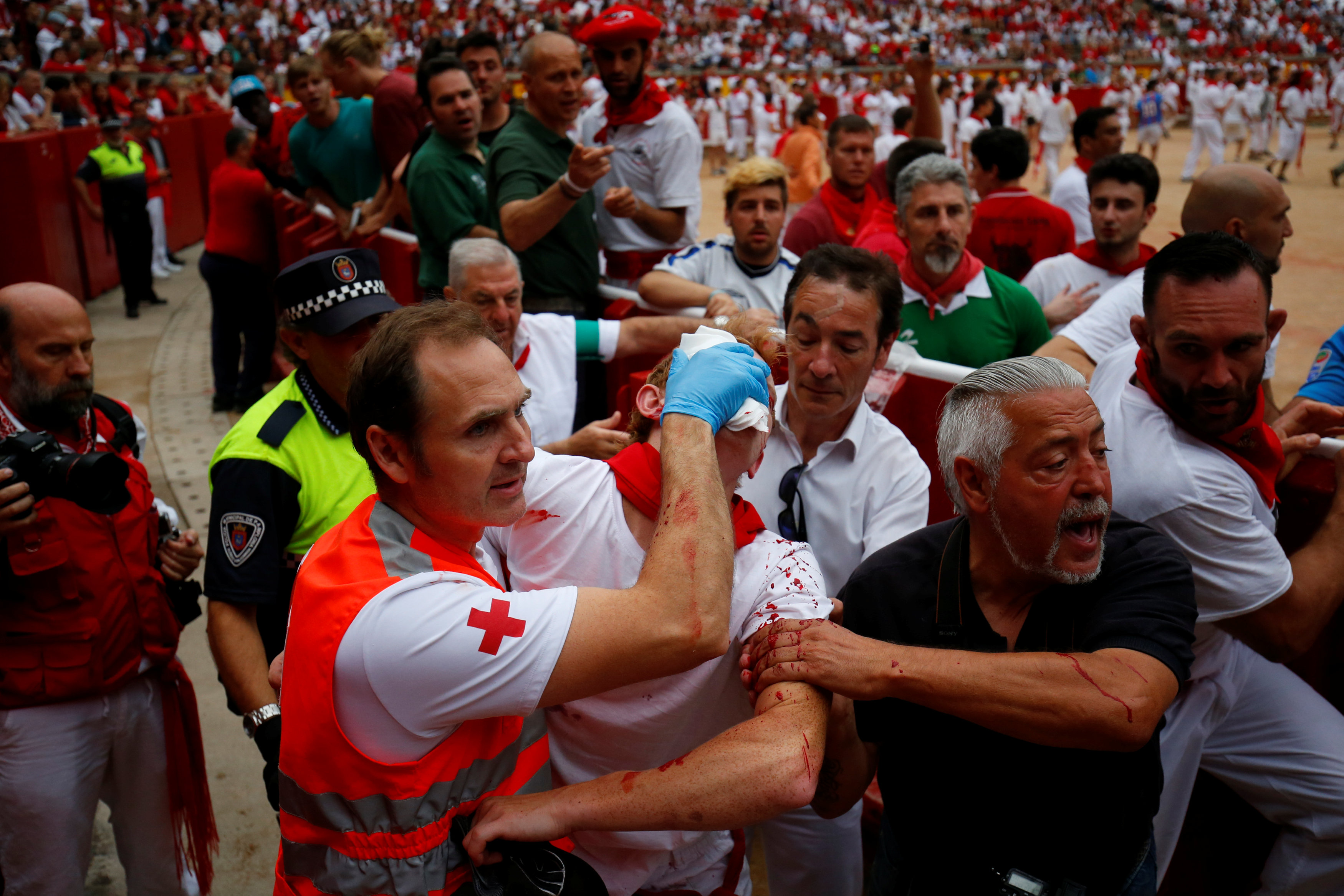 Dos heridos por asta y varios golpeados en el séptimo encierro de San Fermín