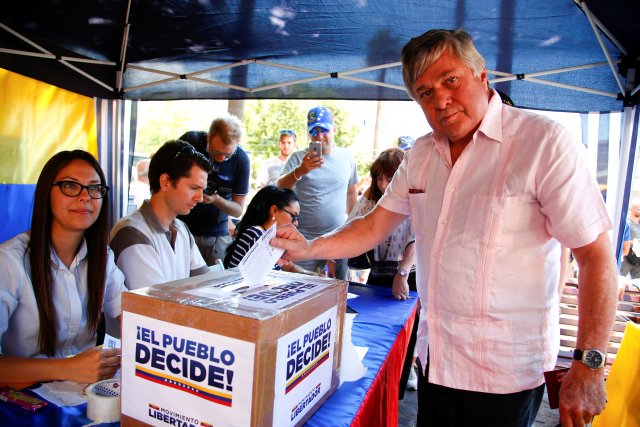 Leopoldo Lopez Gil, father of Venezuelan opposition leader Leopoldo Lopez, casts his vote during an unofficial plebiscite against Venezuela's President Nicolas Maduro's government in Rome, Italy July 16, 2017. REUTERS/Tony Gentile