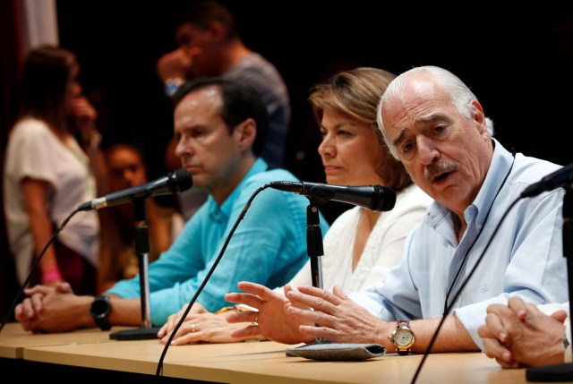 Expresidentes Andres Pastrana, Laura Chinchilla, Jorge Quiroga durante su visita a   Caracas, Venezuela para actuar como observadores de la consulta popular del  16 de julio  de 2017. REUTERS/Carlos Garcia Rawlins  