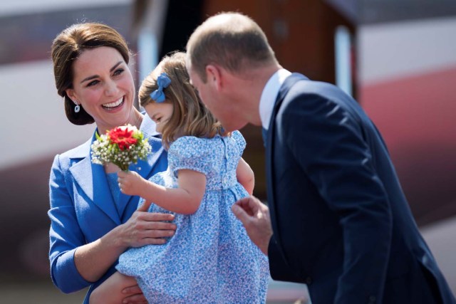 Prince William, the Duke of Cambridge, his wife Catherine, The Duchess of Cambridge, Prince George and Princess Charlotte arrive at Tegel airport in Berlin, Germany, July 19, 2017. REUTERS/Steffi Loos/POOL