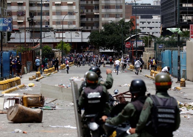 Demonstrators clash with riot security forces while participating in a strike called to protest against Venezuelan President Nicolas Maduro's government in Caracas, Venezuela, July 20, 2017. REUTERS/Carlos Garcia Rawlins