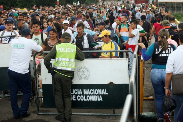 Venezolanos hacen cola para cruzar el puente internacional Simon Bolivar hacia Colombia en San Antonio del Táchira, Venezuela July 25, 2017. REUTERS/Luis Parada