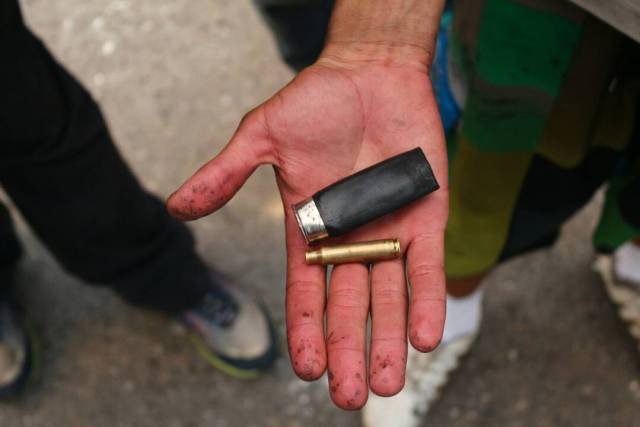 Paramilitares armados arremeten en Bello Campo: Queman y roban motos. Foto: Will Jiménez / lapatilla.1eye.us