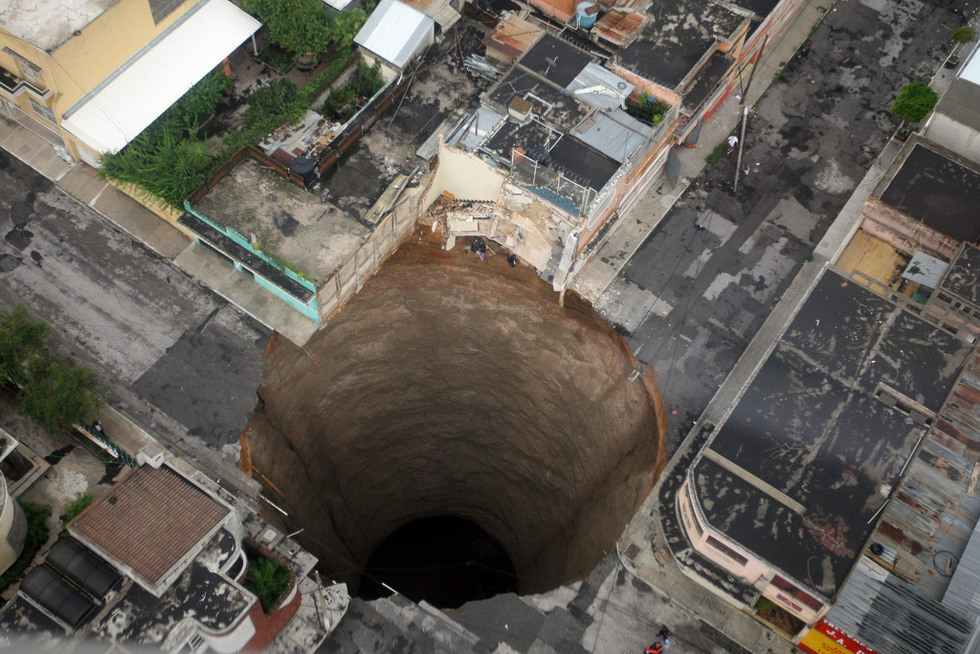 No es chiste… Se volvió a abrir la tierra y esta vez se tragó dos casas