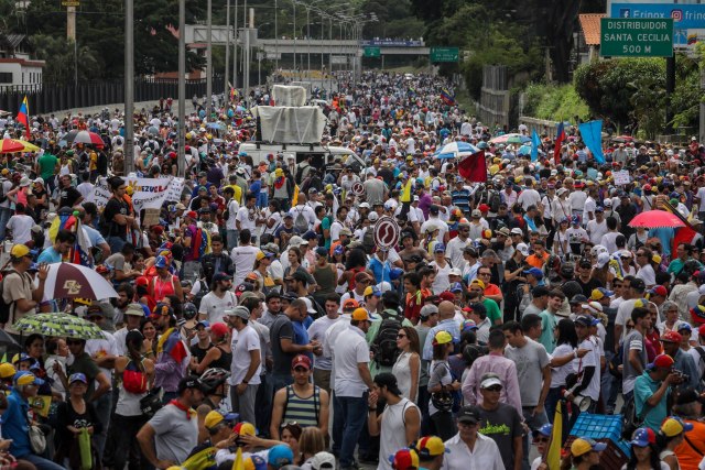 CAR04. CARACAS (VENEZUELA), 01/07/2017.- Manifestantes opositores participan en una marcha hoy, sábado 1 de julio de 2017, en Caracas (Venezuela). La oposición venezolana realiza hoy una concentración en Caracas como protesta contra la solicitud de antejuicio de mérito contra la fiscal de ese país, Luisa Ortega Díaz, que el Tribunal Supremo de Justicia (TSJ) admitió el pasado 20 de junio y con lo que la funcionaria podría ser enjuiciada. La coalición opositora Mesa de la Unidad Democrática (MUD) invitó a las personas a concentrarse en el este de Caracas, específicamente en la autopista Francisco Fajardo, principal arteria vial de la capital, a la altura de Los Ruices. EFE/Miguel Gutiérrez