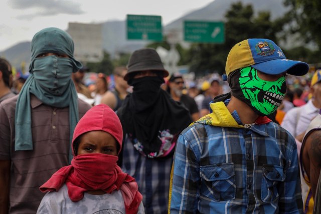 CAR09. CARACAS (VENEZUELA), 01/07/2017.- Manifestantes opositores participan en una marcha hoy, sábado 1 de julio de 2017, en Caracas (Venezuela). La oposición venezolana realiza hoy una concentración en Caracas como protesta contra la solicitud de antejuicio de mérito contra la fiscal de ese país, Luisa Ortega Díaz, que el Tribunal Supremo de Justicia (TSJ) admitió el pasado 20 de junio y con lo que la funcionaria podría ser enjuiciada. La coalición opositora Mesa de la Unidad Democrática (MUD) invitó a las personas a concentrarse en el este de Caracas, específicamente en la autopista Francisco Fajardo, principal arteria vial de la capital, a la altura de Los Ruices. EFE/Miguel Gutiérrez