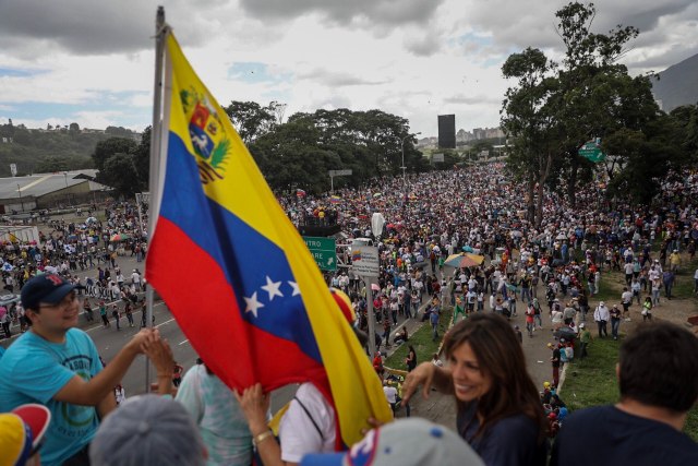 CAR12. CARACAS (VENEZUELA), 01/07/2017.- Manifestantes opositores participan en una marcha hoy, sábado 1 de julio de 2017, en Caracas (Venezuela). La oposición venezolana realiza hoy una concentración en Caracas como protesta contra la solicitud de antejuicio de mérito contra la fiscal de ese país, Luisa Ortega Díaz, que el Tribunal Supremo de Justicia (TSJ) admitió el pasado 20 de junio y con lo que la funcionaria podría ser enjuiciada. La coalición opositora Mesa de la Unidad Democrática (MUD) invitó a las personas a concentrarse en el este de Caracas, específicamente en la autopista Francisco Fajardo, principal arteria vial de la capital, a la altura de Los Ruices. EFE/Miguel Gutiérrez