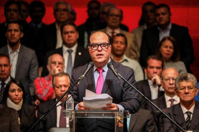 Oposición venezolana convoca un referéndum para "elegir el futuro del país" El presidente de la Asamblea Nacional (AN), Julio Borges, habla durante una reunión hoy, lunes 3 de julio de 2017, en Caracas (Venezuela). La oposición venezolana convocó hoy para el 16 de julio un referéndum para que el pueblo elija "el futuro del país", en el que se planteará a los ciudadanos si rechazan o aprueban el proceso constituyente activado por el Gobierno y se les llama a pronunciarse sobre la celebración de nuevas elecciones. "Que sea el pueblo quien decida si convoca y respalda la renovación de los poderes públicos que se encuentran al margen de la Constitución, además de la conformación de un gobierno de unidad nacional y la realización de elecciones transparentes y libres", anunció el presidente de la AN, el opositor Julio Borges. EFE/Miguel Gutiérrez