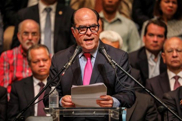 Oposición venezolana convoca un referéndum para "elegir el futuro del país" El presidente de la Asamblea Nacional (AN), Julio Borges, habla durante una reunión hoy, lunes 3 de julio de 2017, en Caracas (Venezuela). La oposición venezolana convocó hoy para el 16 de julio un referéndum para que el pueblo elija "el futuro del país", en el que se planteará a los ciudadanos si rechazan o aprueban el proceso constituyente activado por el Gobierno y se les llama a pronunciarse sobre la celebración de nuevas elecciones. "Que sea el pueblo quien decida si convoca y respalda la renovación de los poderes públicos que se encuentran al margen de la Constitución, además de la conformación de un gobierno de unidad nacional y la realización de elecciones transparentes y libres", anunció el presidente de la AN, el opositor Julio Borges. EFE/Miguel Gutiérrez