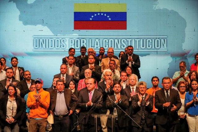 Oposición venezolana convoca un referéndum para "elegir el futuro del país" El presidente de la Asamblea Nacional (AN), Julio Borges, habla durante una reunión hoy, lunes 3 de julio de 2017, en Caracas (Venezuela). La oposición venezolana convocó hoy para el 16 de julio un referéndum para que el pueblo elija "el futuro del país", en el que se planteará a los ciudadanos si rechazan o aprueban el proceso constituyente activado por el Gobierno y se les llama a pronunciarse sobre la celebración de nuevas elecciones. "Que sea el pueblo quien decida si convoca y respalda la renovación de los poderes públicos que se encuentran al margen de la Constitución, además de la conformación de un gobierno de unidad nacional y la realización de elecciones transparentes y libres", anunció el presidente de la AN, el opositor Julio Borges. EFE/Miguel Gutiérrez