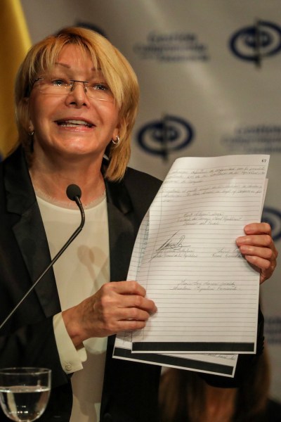 CAR04. CARACAS (VENEZUELA), 04/07/2017.- La fiscal general venezolana, Luisa Ortega Diaz, ofrece una rueda de prensa hoy, martes 4 de julio de 2017, en Caracas (Venezuela). Ortega Díaz, insistió hoy en denunciar que existe una "ruptura del hilo constitucional" en el país caribeño, durante una comparecencia pública el mismo día en que debe comenzar en el Tribunal Supremo de Justicia (TSJ) un proceso de enjuiciamiento contra ella. EFE/Miguel Gutiérrez