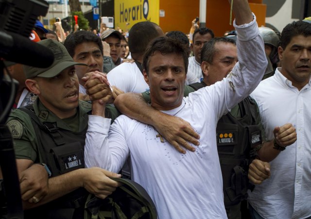 GRA190. CARACAS, 08/07/2017.- Fotografía de archvivo (Caracas, 18/02/2014), del opositor venezolano Leopoldo López cuando se entregó a miembros de la Guardia Nacional (GNB, policía militarizada) en una plaza en Caracas (Venezuela). Leopoldo López ha abandonado la cárcel y ha pasado a estar en una situación de "arresto domiciliario". Según su abogado español Javier Cremades en un tuit hecho público hoy, el opositor "aún no es libre", pero ya "está en su casa con su mujer y sus hijos". EFE/MIGUEL GUTIERREZ