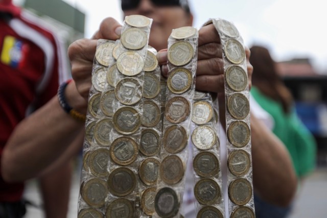 CAR104. CARACAS (VENEZUELA), 10/07/2017.- Fotografía de cintas hechas con monedas y que los manifestantes usan para bloquear una vía hoy, lunes 10 de julio de 2017, en Caracas (Venezuela). Los opositores venezolanos atendieron hoy a la convocatoria de realizar un "trancazo" de calles en todo el país contra la "dictadura" que se espera se extienda por diez horas, después de que la alianza antichavista intentara reducir esta protesta a solo dos horas. EFE/Miguel Gutiérrez