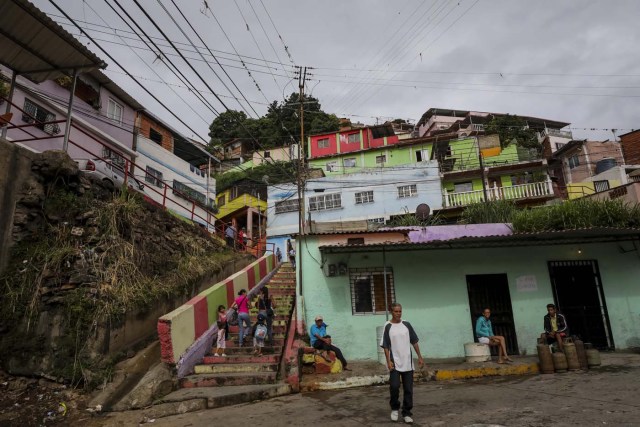 ACOMPAÑA CRÓNICA: VENEZUELA CRISIS - CAR003. CARACAS (VENEZUELA), 15/07/2017.- Un grupo de personas permanece en la calle de una barriada hoy, sábado 15 de julio de 2017, en Caracas (Venezuela). Con el éxito asegurado en las zonas privilegiadas de Caracas, donde el chavismo nunca tuvo predicamento, la consulta opositora sobre la Asamblea Constituyente que impulsa el presidente Nicolás Maduro se la juega ahora en los barrios populares que vieron en Hugo Chávez el mesías de la Revolución Bolivariana. EFE/Miguel Gutiérrez