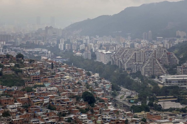 ACOMPAÑA CRÓNICA: VENEZUELA CRISIS - CAR011. CARACAS (VENEZUELA), 15/07/2017.- Vista general de una barriada hoy, sábado 15 de julio de 2017, en Caracas (Venezuela). Con el éxito asegurado en las zonas privilegiadas de Caracas, donde el chavismo nunca tuvo predicamento, la consulta opositora sobre la Asamblea Constituyente que impulsa el presidente Nicolás Maduro se la juega ahora en los barrios populares que vieron en Hugo Chávez el mesías de la Revolución Bolivariana. EFE/Miguel Gutiérrez