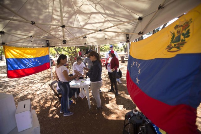 BRA102. BRASILIA (BRASIL), 16/07/2017.- La comunidad venezolana de Brasilia vota en la calle la consulta popular impulsada por los opositores del presidente Nicolás Maduro ante la negativa del Ayuntamiento a que se realizase en un centro cívico por la falta de permisos hoy, domingo 16 de julio de 2017, en Brasilia (Brasil). La oposición venezolana lanza este domingo su mayor desafío al Gobierno del presidente Nicolás Maduro con la convocatoria de una consulta calificada de ilegal desde el oficialismo en la que espera que el pueblo se pronuncie masivamente contra el proceso constituyente impulsado por el chavismo. EFE/Joédson Alves