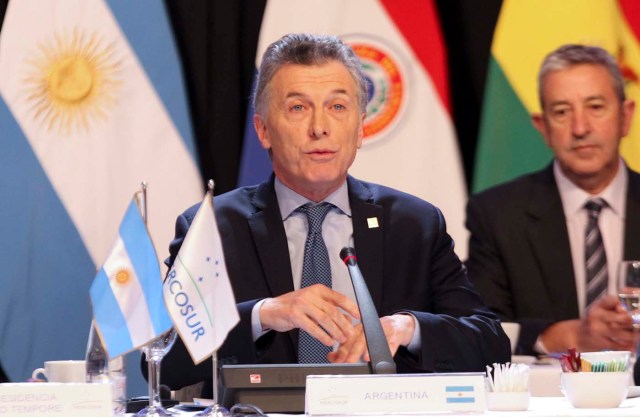 ARG15. MENDOZA (ARGENTINA), 21/07/2017.- El presidente de Argentina, Mauricio Macri, asiste a la inauguración de la cumbre semestral de jefes de Estado del Mercado Común del Sur (Mercosur) hoy, viernes 21 de julio de 2017, en Mendoza (Argentina). Macri pidió hoy "paz" y la liberación de los presos políticos en Venezuela y reiteró la disposición del Mercado Común del Sur (Mercosur) para actuar como intermediario entre el Gobierno de Nicolás Maduro y la oposición. EFE/Alberto Ortiz