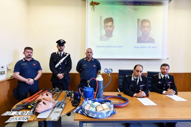 HAR07 TURÍN (ITALIA), 24/07/2017.- Miembros de los Carabinari muestran unas máscaras con la imagen del presidente de Estados Unidos, Donald Trump, usadas por dos ladrones, durante una rueda de prensa en Turín, Italia, hoy, 24 de julio de 2017. Dos hermanos, Vittorio y Ivan Lafore, utilizaron las máscaras cuando trataban de robar en un cajero automático. Ambos fueron arrestados hoy en Turín. EFE/Alessandro Di Marco