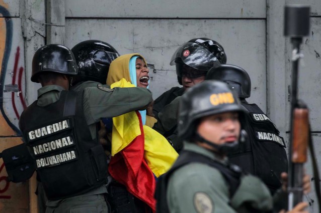 CAR211. CARACAS (VENEZUELA), 27/07/2017. Guardia Nacional Bolivariana (GNB) aprehende a un manifestante durante enfrentamientos contra opositores hoy, jueves 27 de julio de 2017, en Caracas (Venezuela). EFE/Miguel Gutiérrez