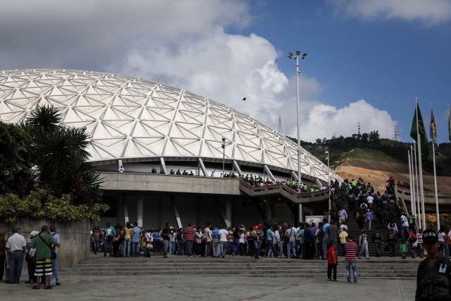 CAR06. CARACAS (VENEZUELA), 30/07/2017.- Ciudadanos hacen fila para ingresar al centro de votación de contingencia "El Poliedro" hoy, domingo 30 de julio de 2017, en Caracas (Venezuela). La rectora del Consejo Nacional Electoral de Venezuela (CNE) Socorro Hernández aseguró hoy que ya se encuentran instaladas el 94 % de las mesas de votación para la Asamblea Nacional Constituyente (ANC), mientras que 93 % de ellas ya fueron abiertas para la participación. EFE/Miguel Gutiérrez