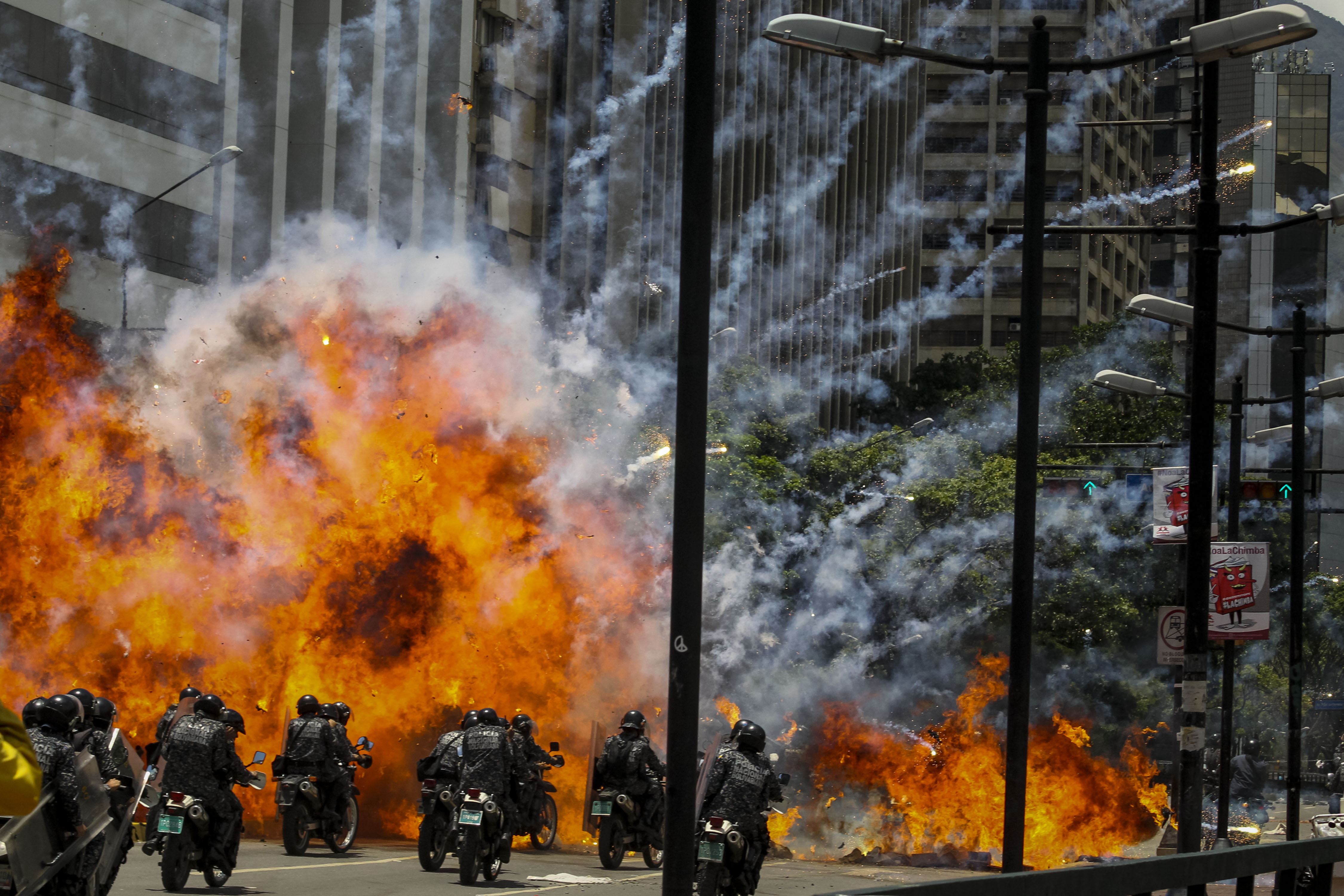 Artefacto explotó en Altamira y se incendiaron motos de funcionarios de PNB (Fotos y Video)