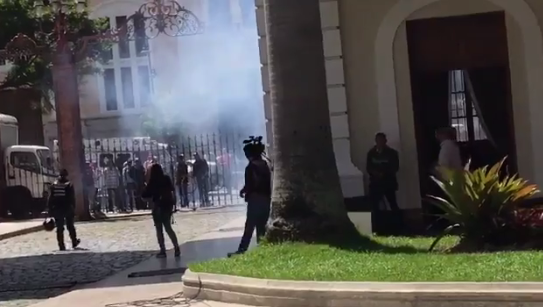 Oficialistas lanzan fuegos artificiales contra la sede de la AN #5Jul (Video)