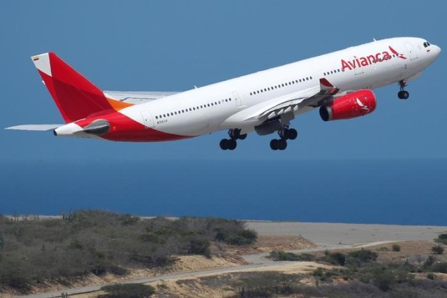 Un avión Airbus A330 de la aerolínea Avianca despegando desde el aeropuerto Simón Bolívar de Caracas, oct 23, 2016. REUTERS/Carlos Garcia Rawlins