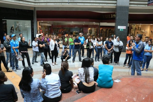 Alfredo Jimeno con trabajadores en el Centro Comercial Sambil // Foto Prensa