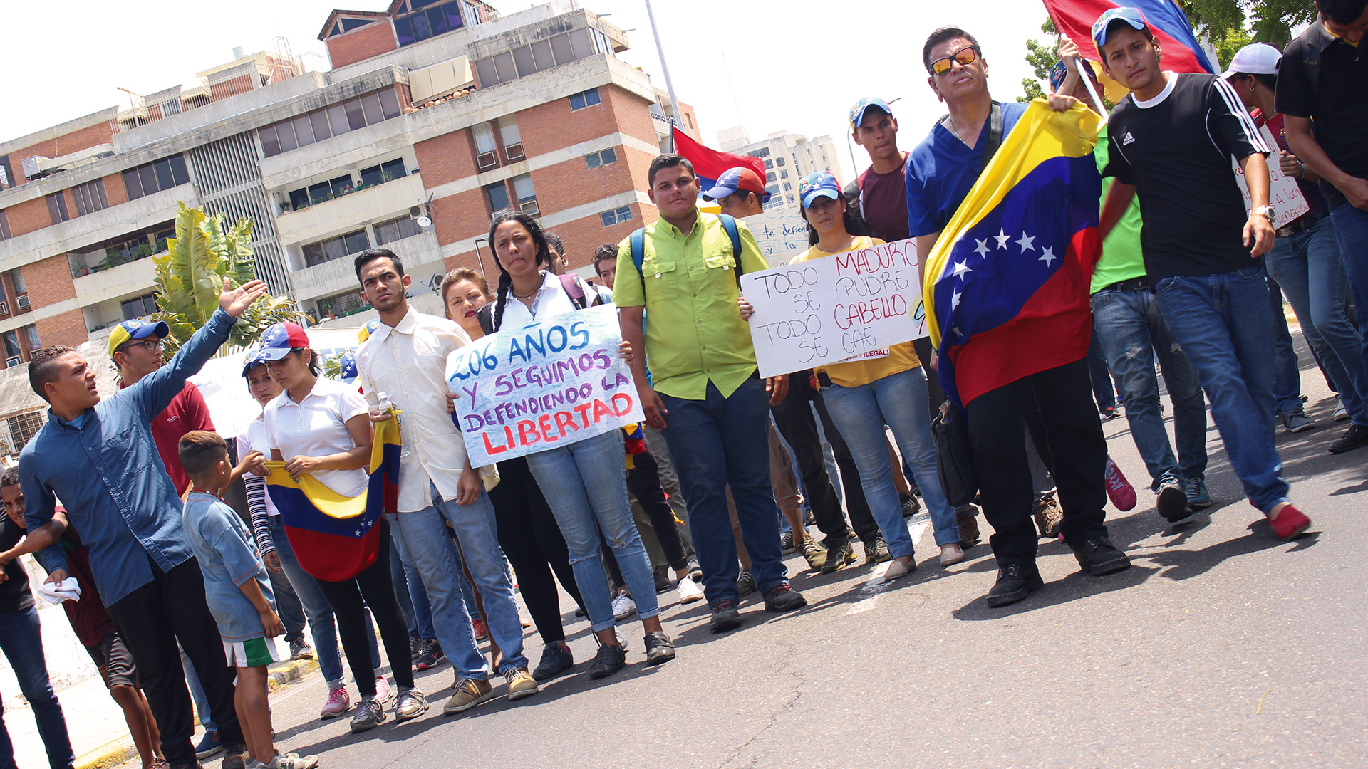 Jóvenes zulianos marchan por la nueva independencia en conmemoración al 5 de julio de 1811