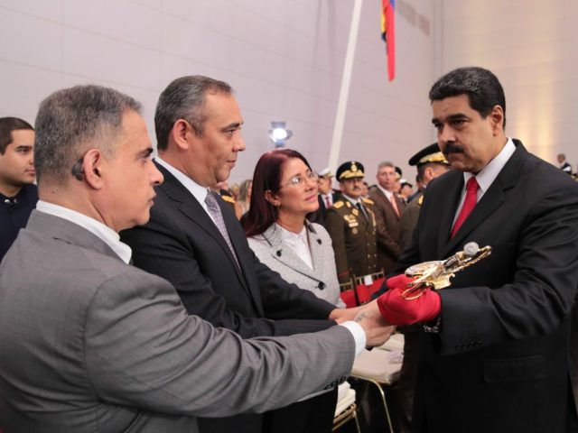 El acto de ascenso de militares del 01 de julio de 2017, contó con la presencia de la cúpula madurista, Tereck William Saab, Nicolasito Maduro, Maikel Moreno y Cilia Flores de Maduro. En la gráfica de AVN en el momento que manoseaban, Maduro enguantado, la espada de Bolívar