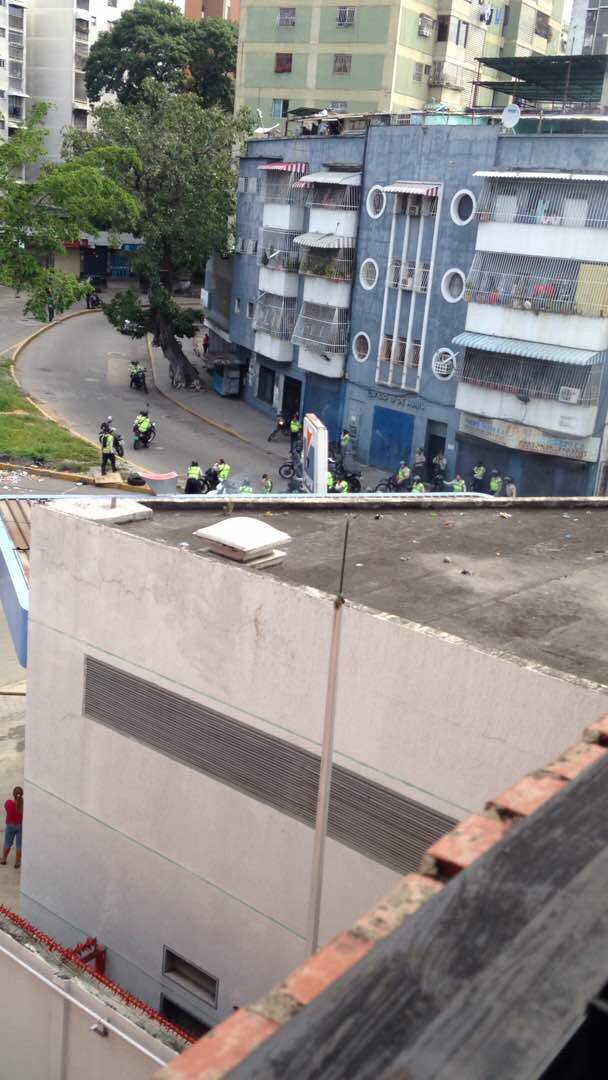 Funcionarios de la PNB en Puente Hierro / Foto: @jesusarmasccs 