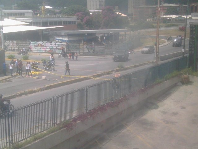 Manifestantes participan en el trancazo de Los Ruices (Foto: @erick_m02)