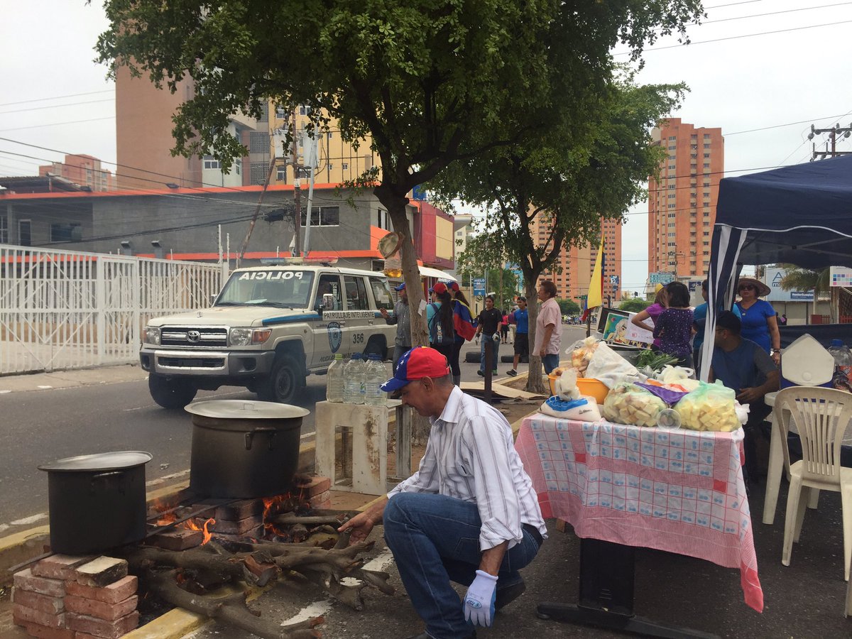 Manifestantes preparan sancochos durante trancazos #10Jul (Fotos)