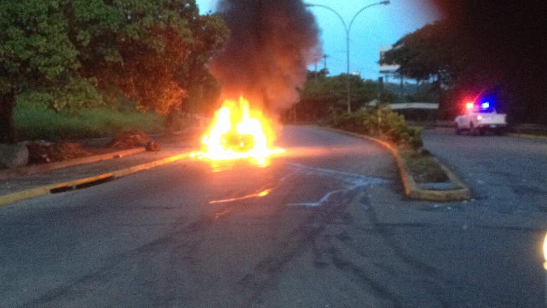 Dos vehículos colisionaron en la entrada de El Llanito #14Jul