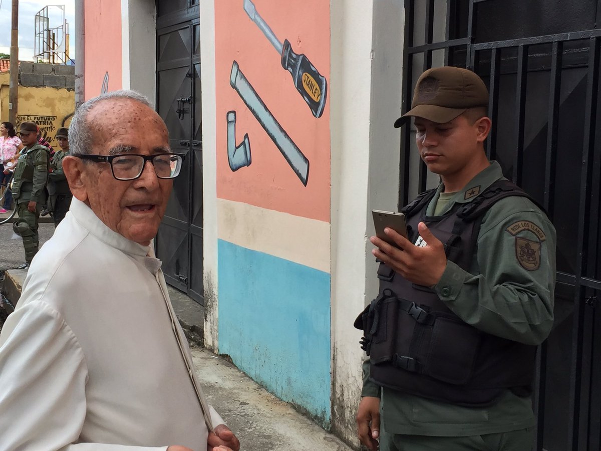 ¡El Colmo! GNB impide entrada a opositores a la misa en honor a los caídos en Catedral de San Carlos