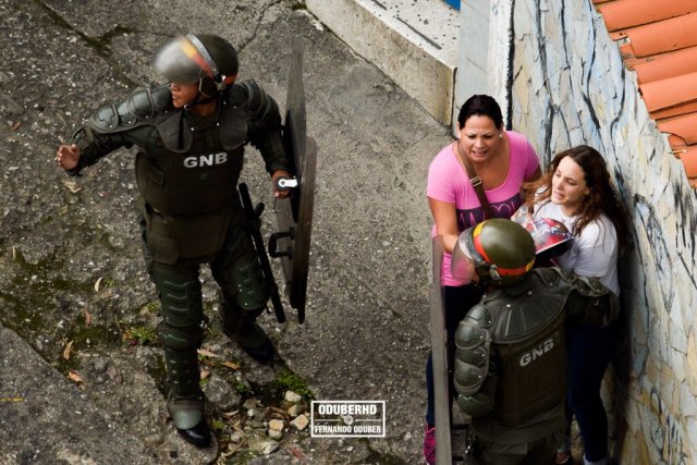 Momento en el que detienen a una joven que se encontraba en el trancazo de San Antonio de los Altos / Foto: @OduberHD