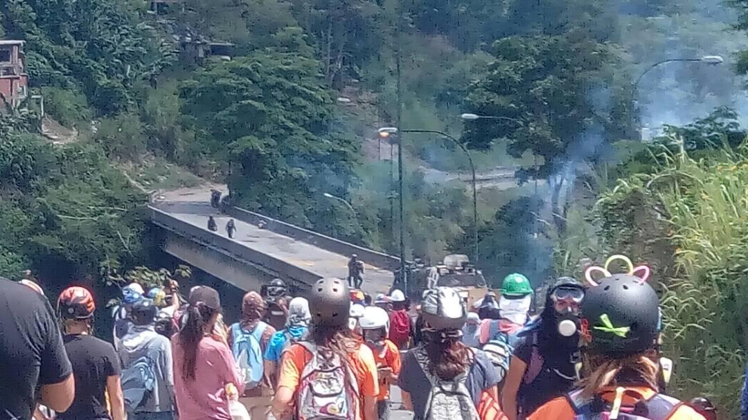 Reprimen a manifestantes que trancaban en el distribuidor Metropolitano #4Jul