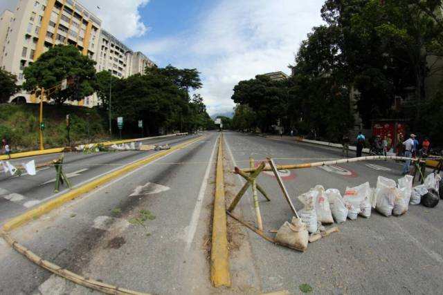 Foto: Los vecinos de El Cafetal montaron barricadas durante el Paro Nacional  / Foto Regulo Goméz lapatilla.1eye.us