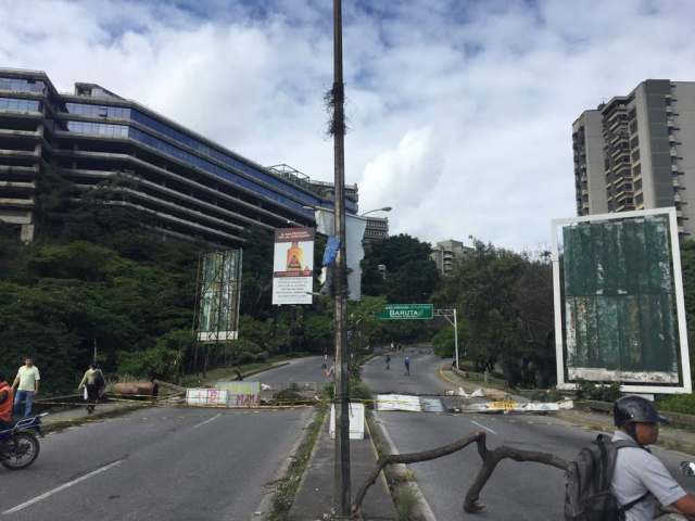  Los vecinos de El Cafetal montaron barricadas durante el Paro Nacional  / Foto Regulo Goméz lapatilla.1eye.us