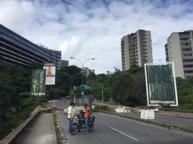  Los vecinos de El Cafetal montaron barricadas durante el Paro Nacional  / Foto Regulo Goméz lapatilla.1eye.us