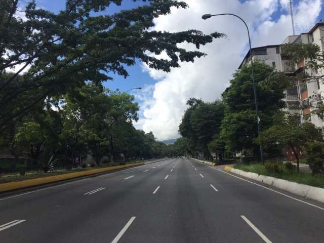  Los vecinos de El Cafetal montaron barricadas durante el Paro Nacional  / Foto Regulo Goméz lapatilla.1eye.us