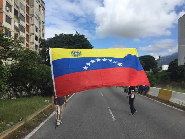  Los vecinos de El Cafetal montaron barricadas durante el Paro Nacional  / Foto Regulo Goméz lapatilla.1eye.us 