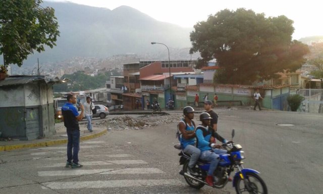 Foto: Avenida Tamanaco de El Llanito se encuentra cerrada / Cortesía 