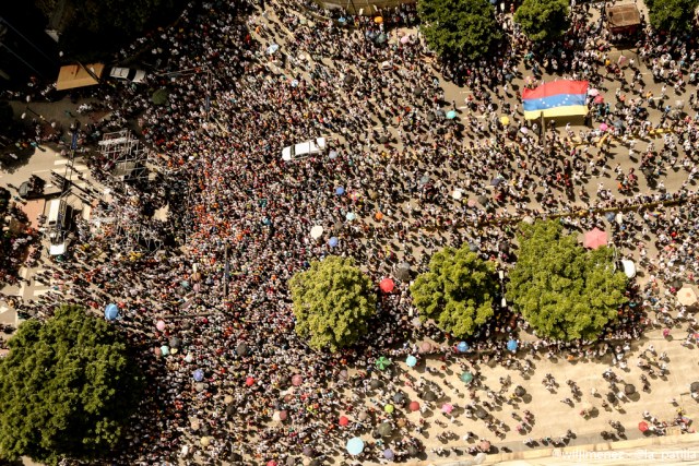 Lo que usted no vio de la concentración por los 100 días de resistencia. Fotos: lapatilla.1eye.us