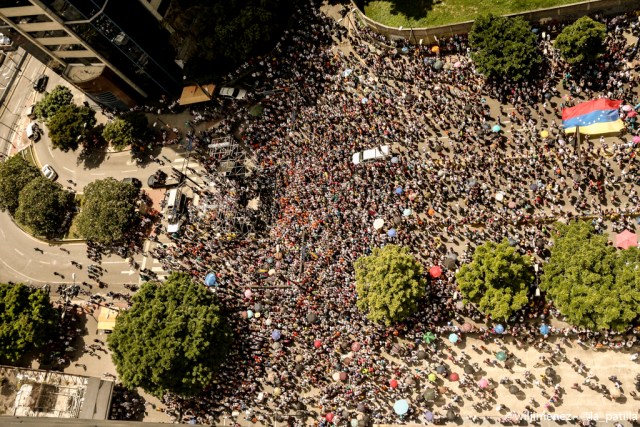 Lo que usted no vio de la concentración por los 100 días de resistencia. Fotos: lapatilla.1eye.us