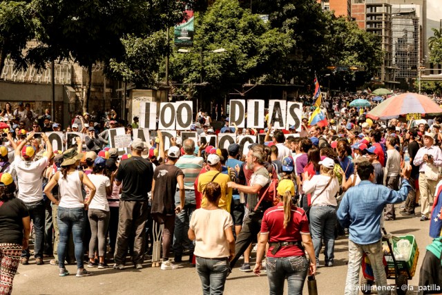 Lo que usted no vio de la concentración por los 100 días de resistencia. Fotos: lapatilla.1eye.us