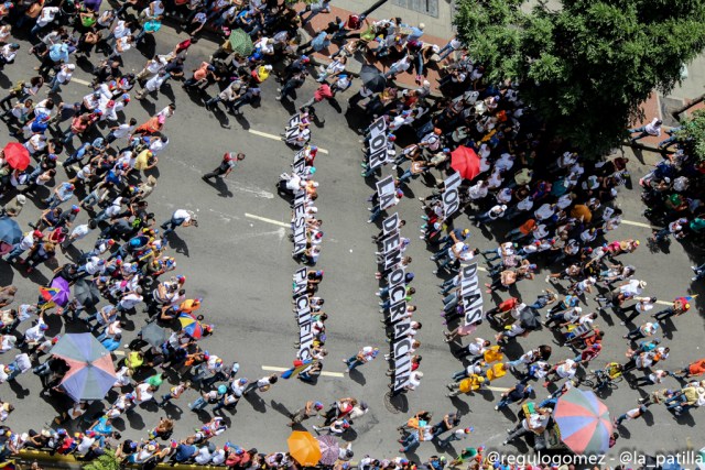 Lo que usted no vio de la concentración por los 100 días de resistencia. Fotos: lapatilla.1eye.us