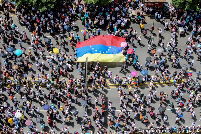 Lo que usted no vio de la concentración por los 100 días de resistencia. Fotos: lapatilla.1eye.us